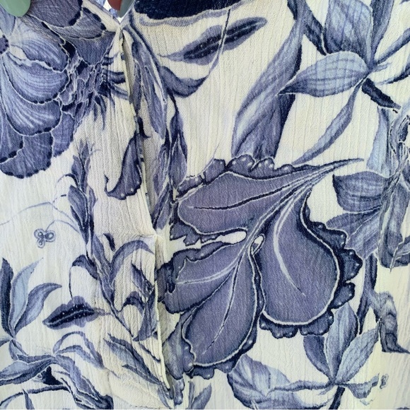 H&M Blue & White Floral Print Rayon Top w/ Cuffed Sleeves & Notched Neck size 8 - Picture 12 of 12